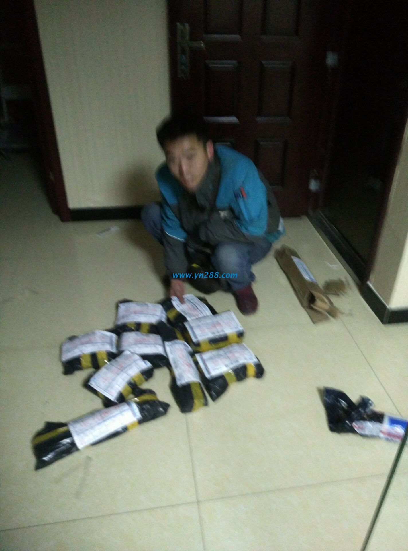  武安小夫妻帶寶寶來(lái)找手工活，沒(méi)有編號(hào)被婉拒