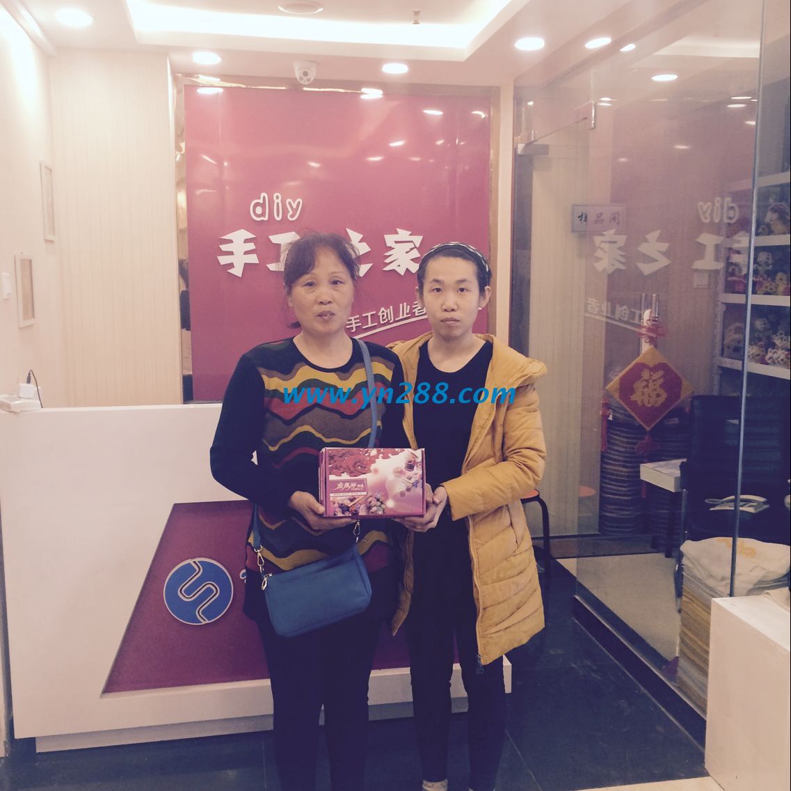 西安戶縣張女士初學珠繡忘壓線導致作品松散，手工活之家現(xiàn)場指導至熟練(圖1)