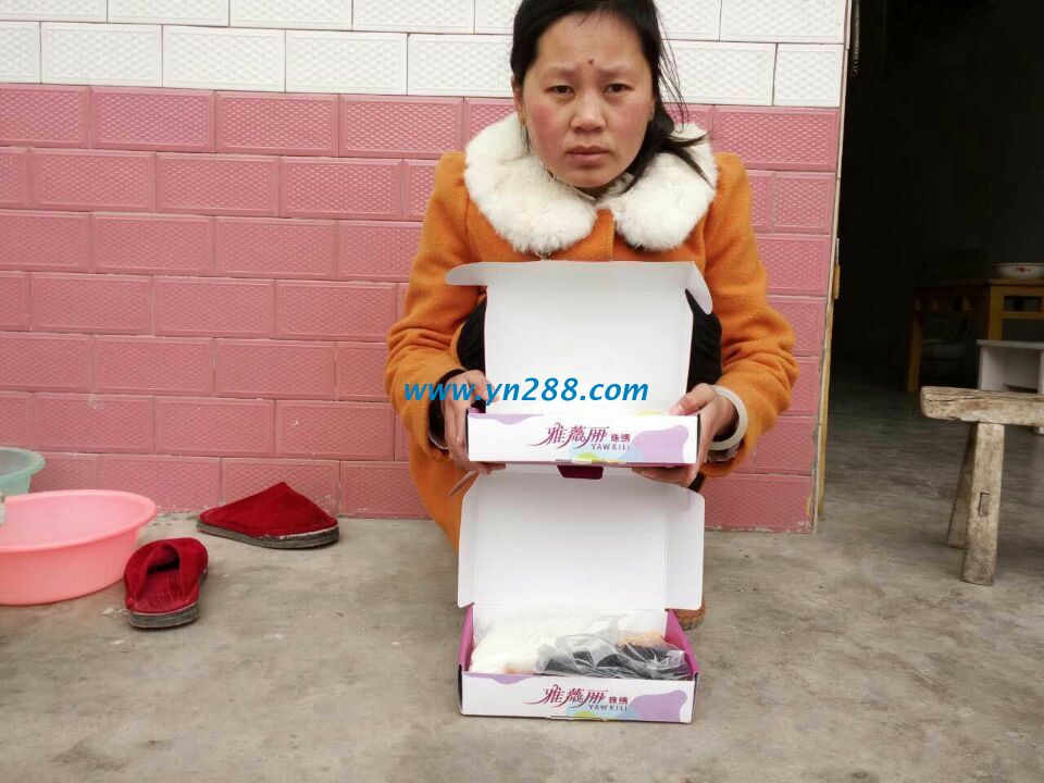安徽宿州農(nóng)村主婦韓女士和妹妹一起利用業(yè)余時(shí)間兼職手工活珠繡賺錢 安徽宿州農(nóng)村主婦韓女士和妹妹一起利用業(yè)余時(shí)間兼職手工活珠繡賺錢(圖1)