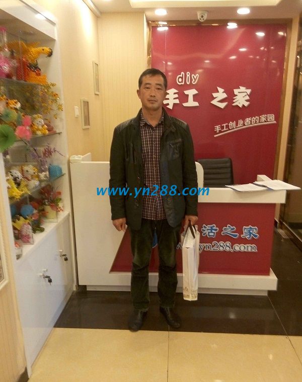 河南新鄉(xiāng)翟大叔來手工活之家總部考察，欲組織村里閑散人員婦女做手工活(圖1)