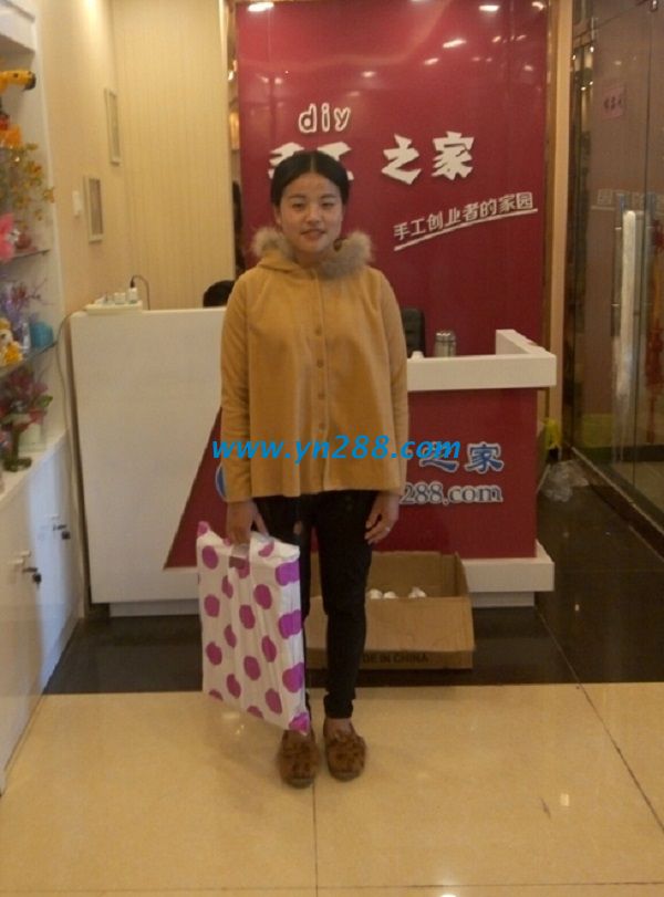 邯鄲廣平煙女士來手工活之家總部考察，找到加工費高的手工活(圖1)