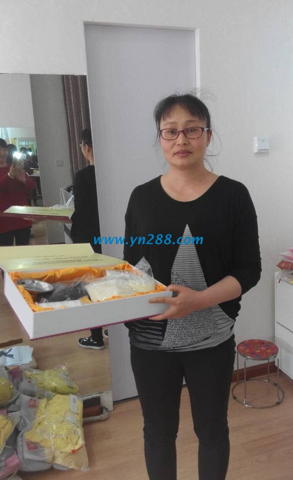 云南大理商貿(mào)城楊女士業(yè)余時(shí)間做手工活珠繡加工 云南大理商貿(mào)城楊女士業(yè)余時(shí)間做手工活珠繡加工(圖1)