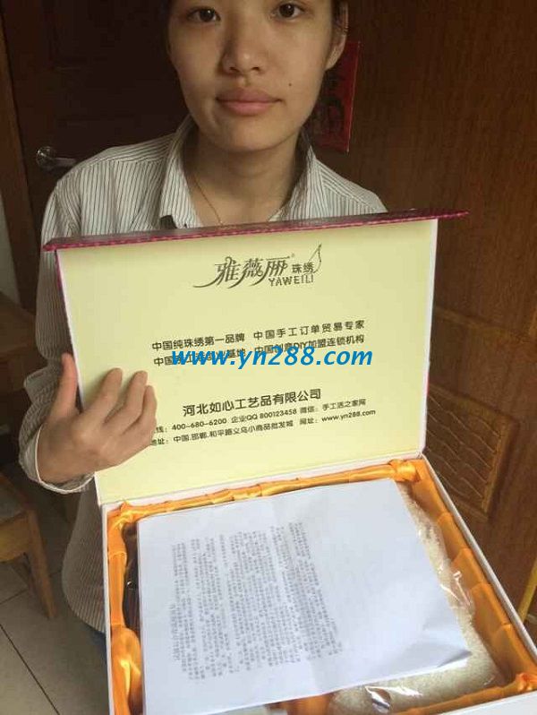 廣東清遠(yuǎn)農(nóng)村年輕婦女主任歐女士業(yè)余時間做手工活串珠掙錢 廣東清遠(yuǎn)農(nóng)村年輕婦女主任歐女士業(yè)余時間做手工活串珠掙錢(圖1)