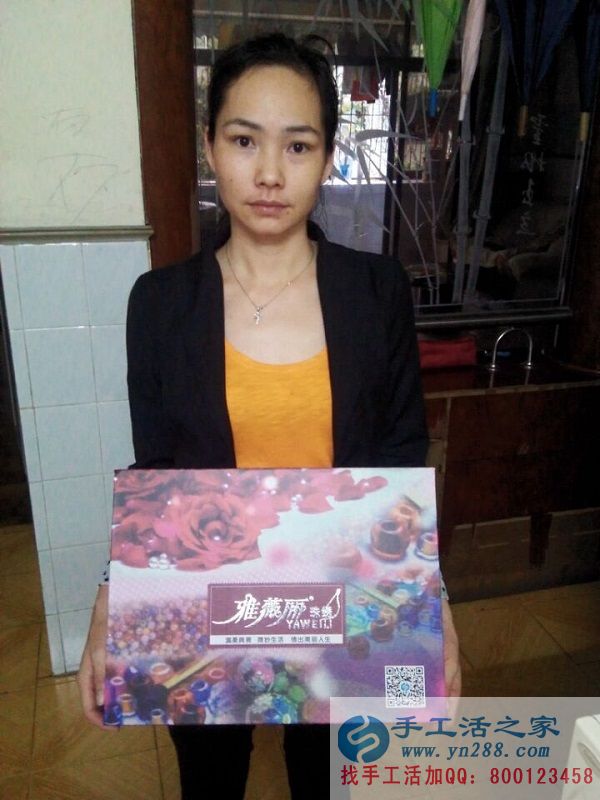 可兼職手工活，廣東珠海上班族梁女士業(yè)余時間做手工活珠繡增加收入(圖1)