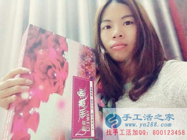 廣東湛江白領(lǐng)吳女士熱衷手工制作，業(yè)余時(shí)間做手工活珠繡增加收入(圖1)