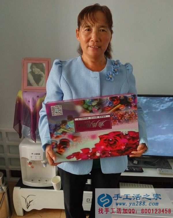 寧夏于阿姨在家做手工活串珠繡帶孫之余又做手工活賺錢(qián) 寧夏于阿姨在家做手工活串珠繡帶孫之余又做手工活賺錢(qián)(圖1)