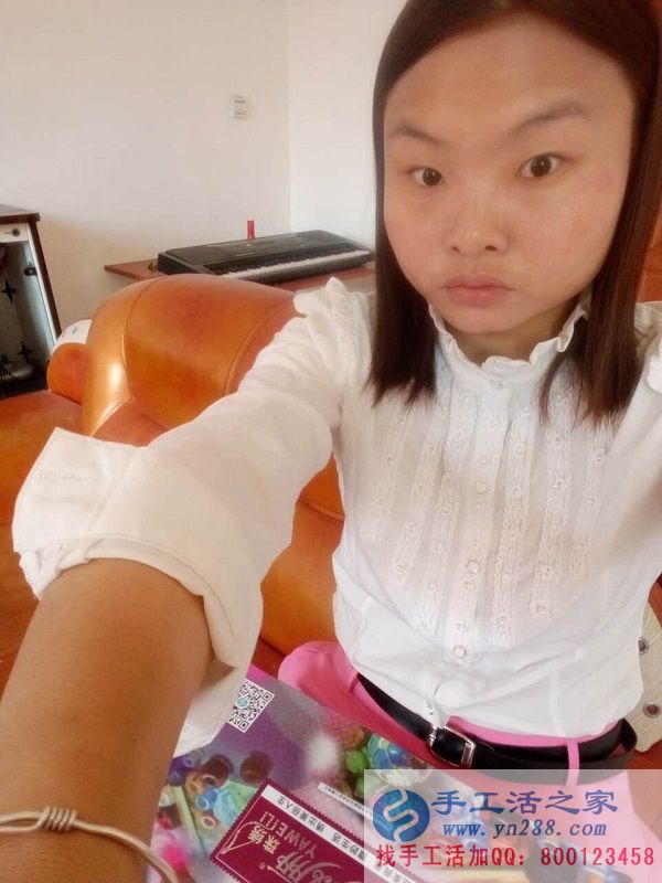 河南商城徐女士做手工活串珠繡，上班族業(yè)余時間兼職手工活賺外快(圖1)