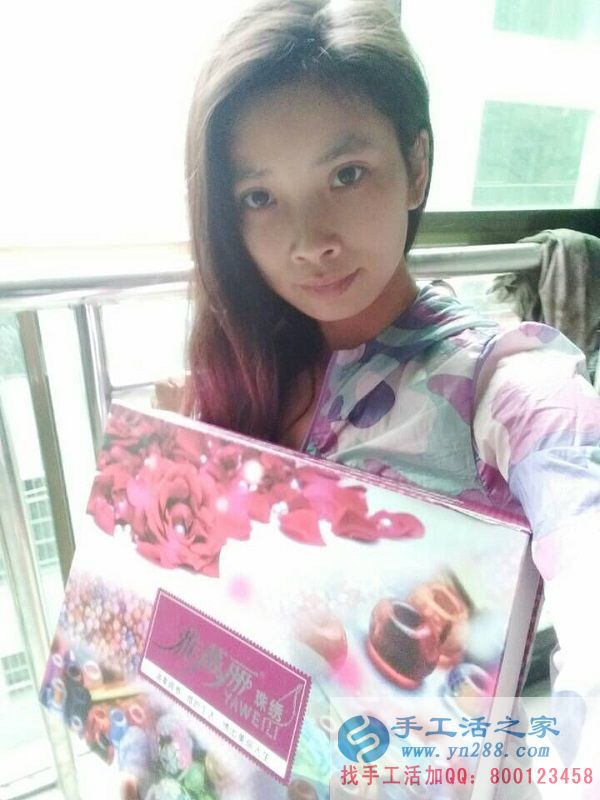 正規(guī)兼職手工活不交押金，湖南湘西鄒女士工作之余做手工活增收入(圖1)