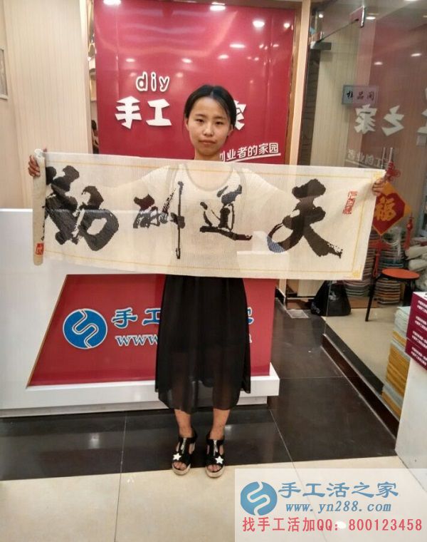 在家做手工活賺錢，河南開封寶媽郭女士帶孩子來手工活之家交貨(圖1)