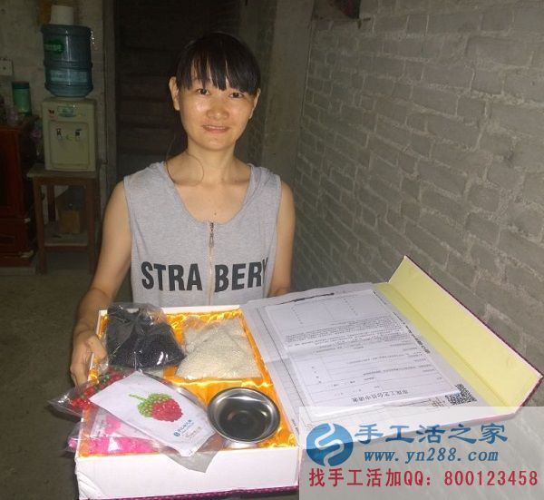 上有老下有小生活壓力大，廣東佛山李女士業(yè)余時(shí)間做手工活賺外快(圖1)
