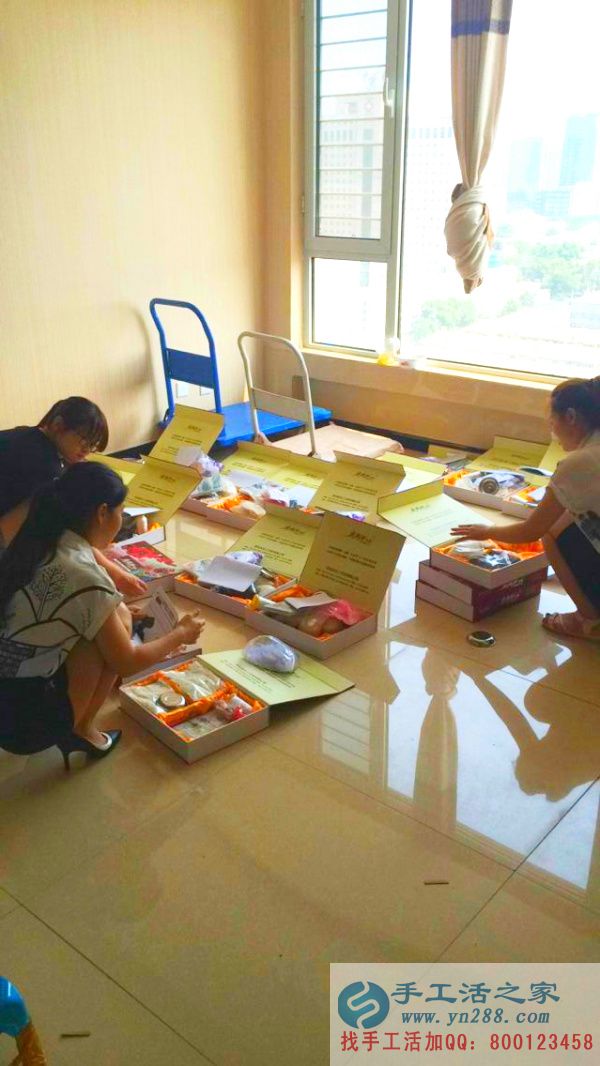 工作人員將禮盒一一檢查，包好