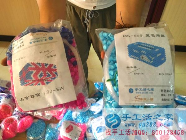 手工活之家外發(fā)加工2016年7月10日分貨記錄 工作人員展示不同顏色和花色的紙抽盒