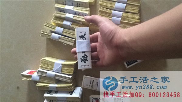 在快遞小哥搬快遞時(shí)，工作人員在整理不粘膠