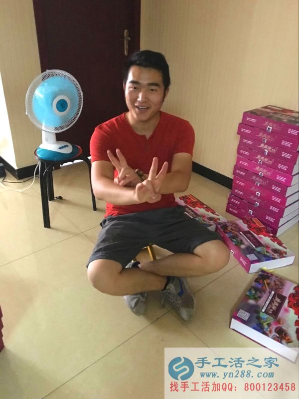 忙碌的工作人員在向大家問(wèn)好