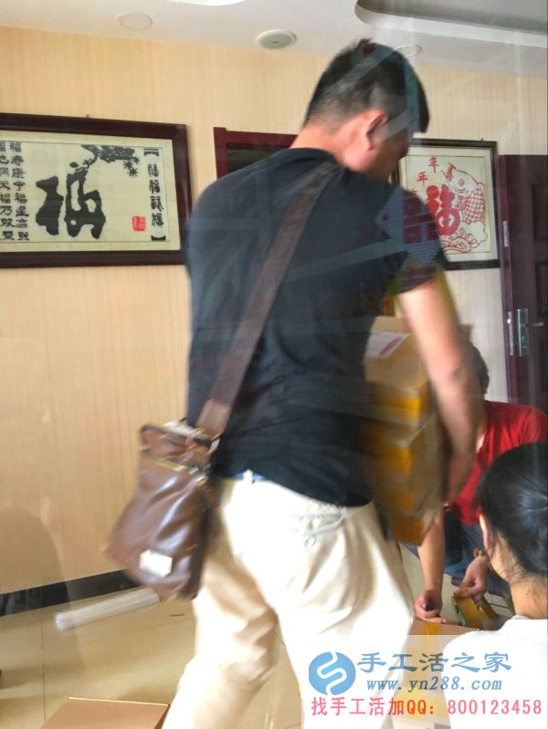 禮盒進(jìn)行二次包裝后，快遞小哥來(lái)搬貨
