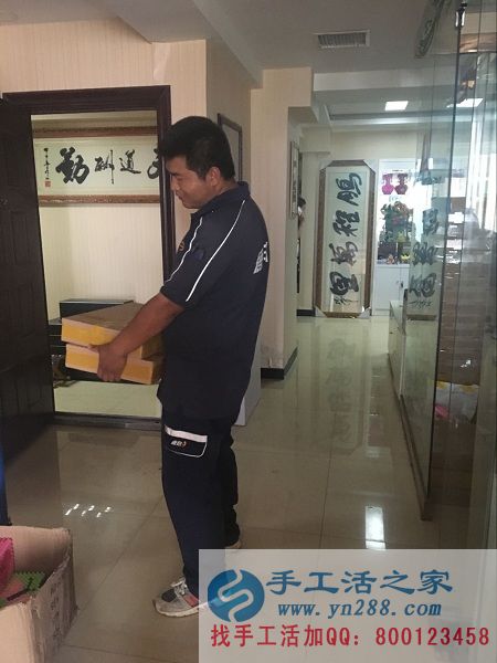 快遞小哥正在搬貨，被紙抽盒吸引的走不動啦