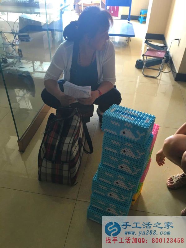 手工活之家代理商正在認(rèn)真做手工活: 手工活之家的代理送來(lái)的紙抽盒是不是很漂亮!