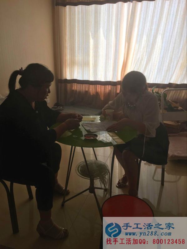 手工活之家代理商正在認(rèn)真做手工活: 手工活之家美女代理商正在認(rèn)真比照?qǐng)D紙
