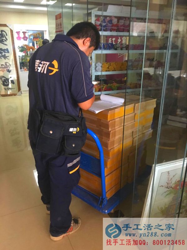 手工活之家外發(fā)加工2016年8月2日發(fā)貨記錄: 快遞小哥正在對貨單