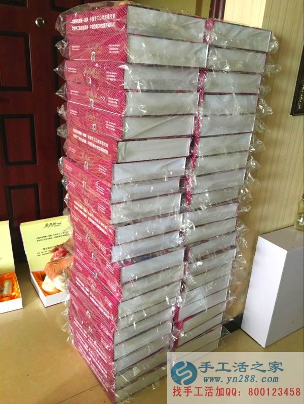 所有材料都放齊后，禮盒進行密封中