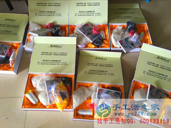 手工活之家網的員工將串珠繡所需要的材料、工具、光盤放入禮盒中