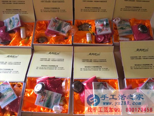 紅色仿珍珠、特制線、光盤(pán)放入禮盒中