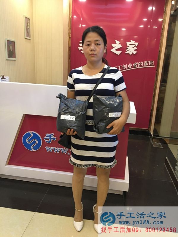 驗(yàn)收合格后，河南客戶又拿了兩套作品，回家等待加工費(fèi)