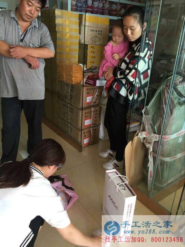 河北省邯鄲市臨漳縣高先生夫婦在家做手工串珠繡賺錢(qián)養(yǎng)家 觀摩手工活之家外發(fā)項(xiàng)目如何做