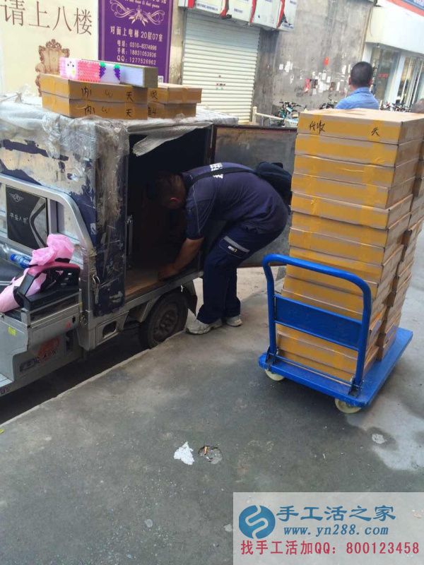 一件件貨物正在往小車(chē)?yán)镅b