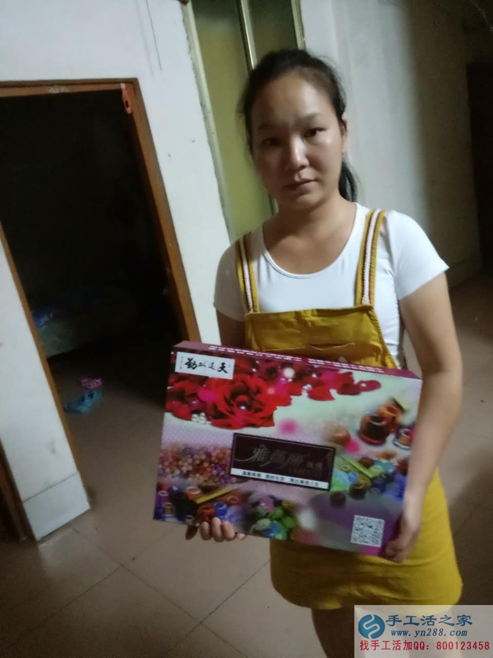 廣西百色哪里有手工活外發(fā)加工的，黃女士在家做手工活串珠加工補貼家用