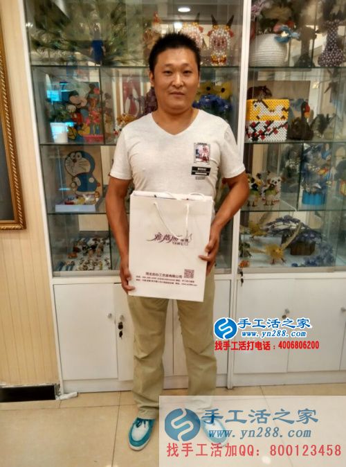 河南濟(jì)源退伍軍人王先生來手工活之家尋找合作項(xiàng)目，看好串珠繡產(chǎn)品加工