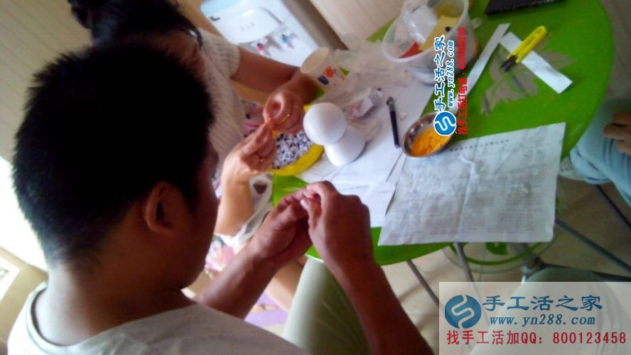 河南濟(jì)源退伍軍人王先生來手工活之家尋找合作項(xiàng)目，看好串珠繡產(chǎn)品加工