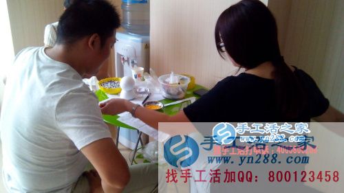 河南濟(jì)源退伍軍人王先生來手工活之家尋找合作項(xiàng)目，看好串珠繡產(chǎn)品加工