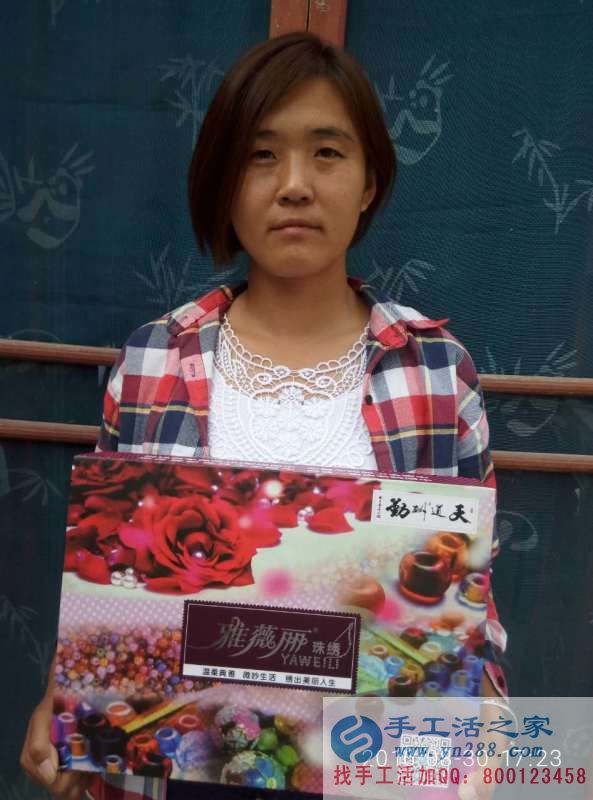 山東濟寧鄉(xiāng)村教師王女士兼職手工活串珠繡賺錢致富改善生活！