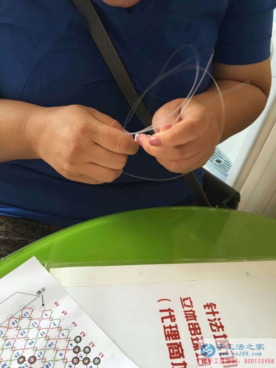 在家兼職工作有哪些？河南濟源農村閆大姐帶孩子做串珠繡