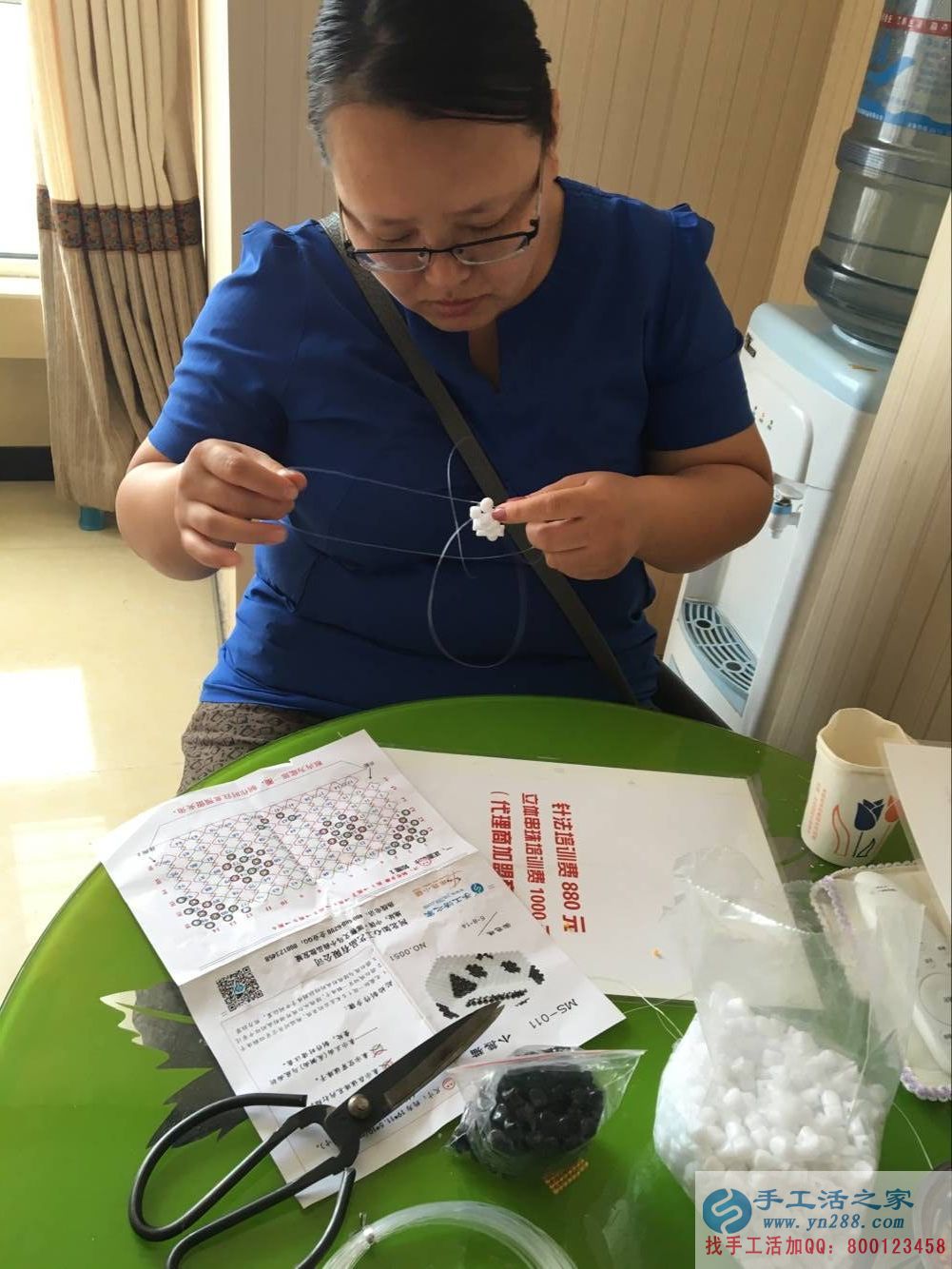 在家兼職工作有哪些？河南濟源農村閆大姐帶孩子做串珠繡