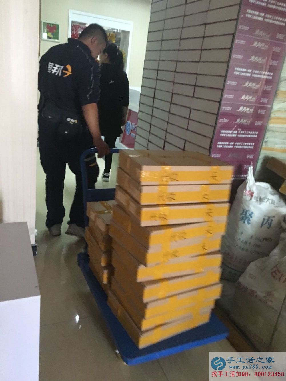 在家能做的兼職，邢臺(tái)理發(fā)店老板前來手工活之家做串珠加工外發(fā)