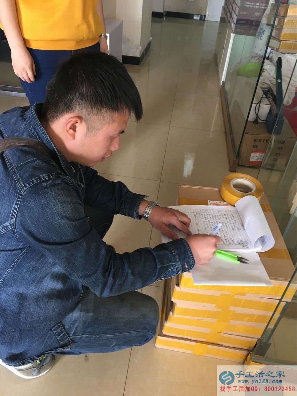 在家能做的兼職，邢臺(tái)理發(fā)店老板前來手工活之家做串珠加工外發(fā)