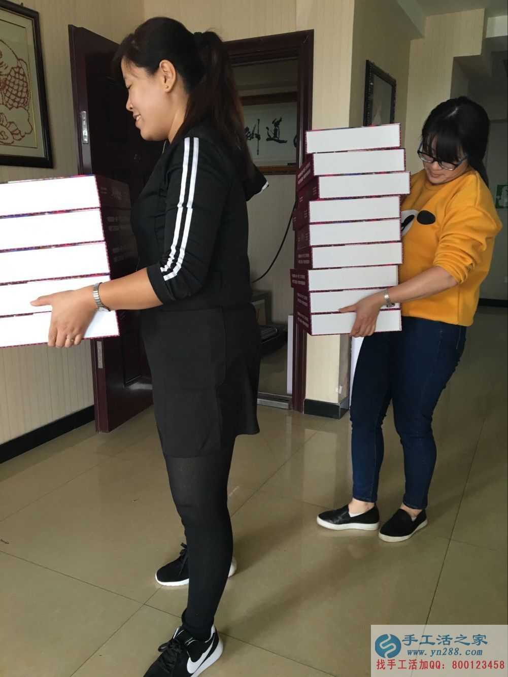 在家能做的兼職，邢臺(tái)理發(fā)店老板前來手工活之家做串珠加工外發(fā)——手工活之家員工正在準(zhǔn)備外發(fā)的材料