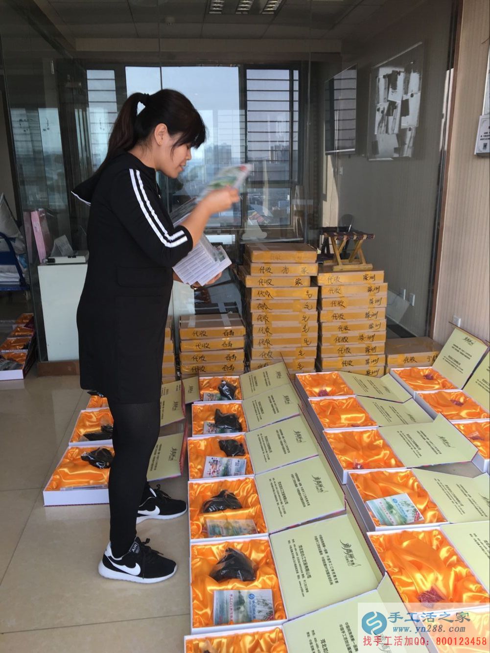 在家能做的兼職，邢臺(tái)理發(fā)店老板前來手工活之家做串珠加工外發(fā)