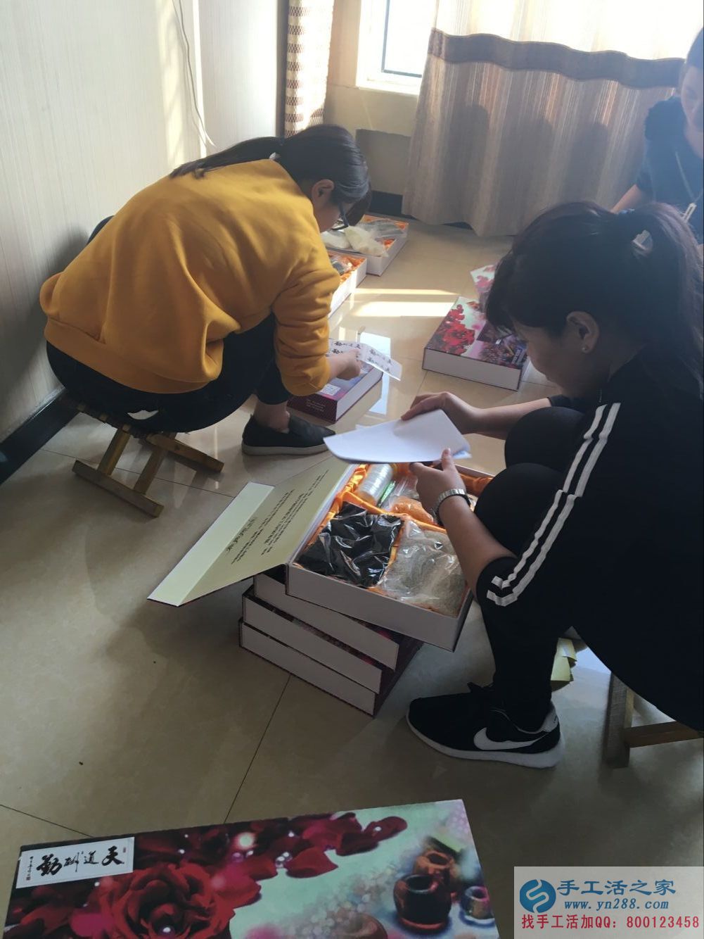 在家能做的兼職，邢臺(tái)理發(fā)店老板前來手工活之家做串珠加工外發(fā)