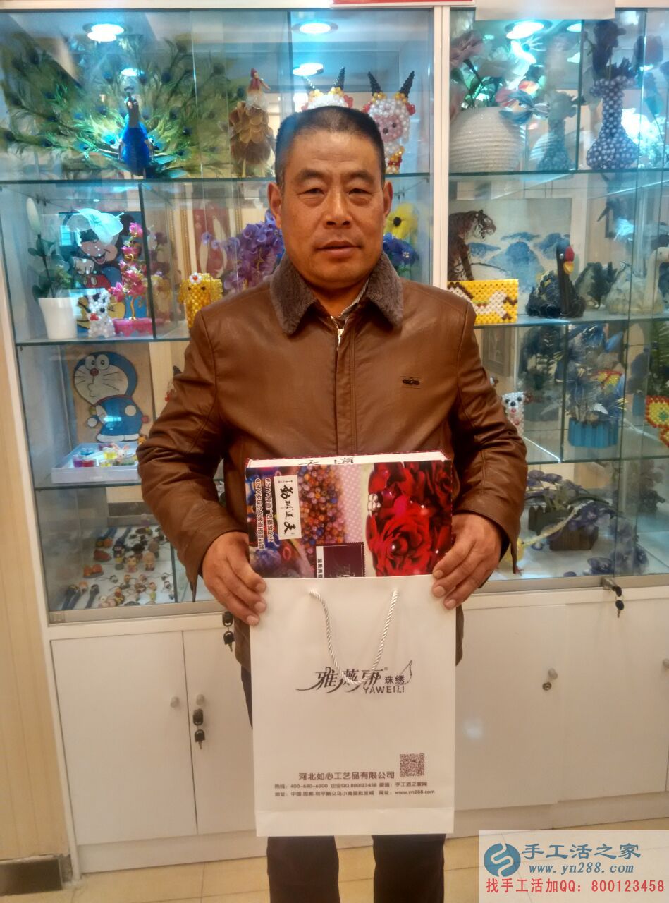 河南農(nóng)民王大叔想掙錢來(lái)到手工活之家給老伴找手工活做 河南農(nóng)民王大叔想掙錢來(lái)到手工活之家給老伴找手工活做