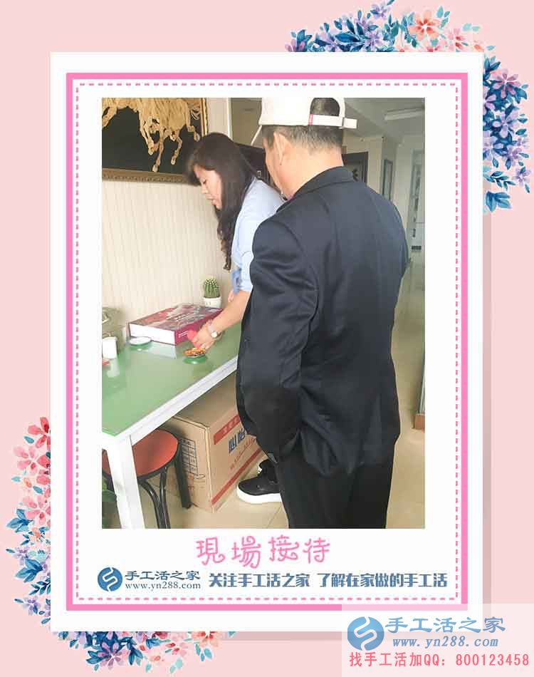 在姐妹的幫助下，開飯店的四川成都黃女士開始做手工活每月多得一千多元(圖2)