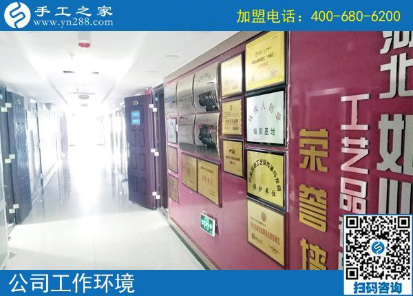 反客為主？江西新建周女士開(kāi)店之余做彩珠繡免押金手工活掙錢(qián)