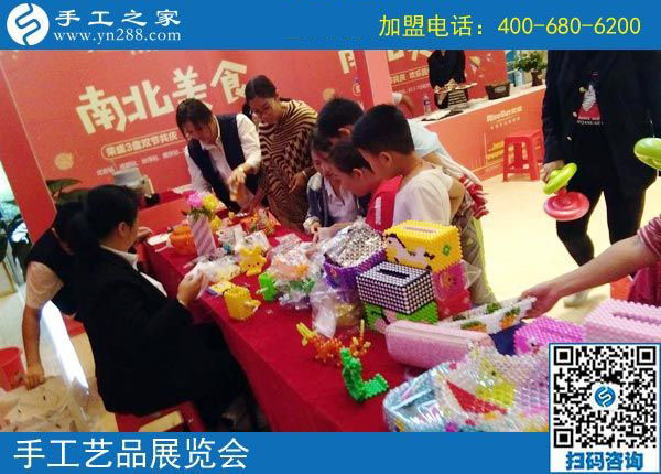 開糧店的老哥做彩珠繡，河南商水胡先生堅(jiān)持做正規(guī)供料的手工活掙錢