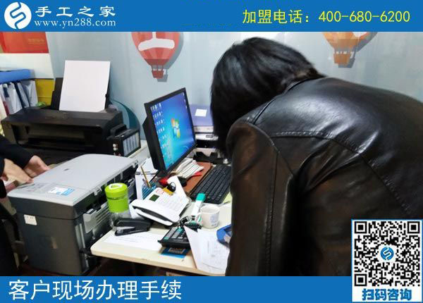 耿女士現場辦理合作手續(xù)