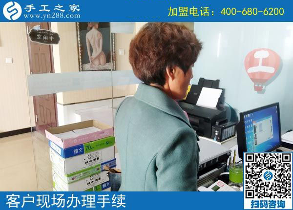11月3日，找手工活做，可以帶回家做的手工活，手工之家的彩珠繡是首選。手工之家接待考察加工客戶剪影