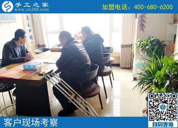 湖南一50歲殘疾老人拄著雙拐，2000多里路程來到手工之家為哪般？(圖2)