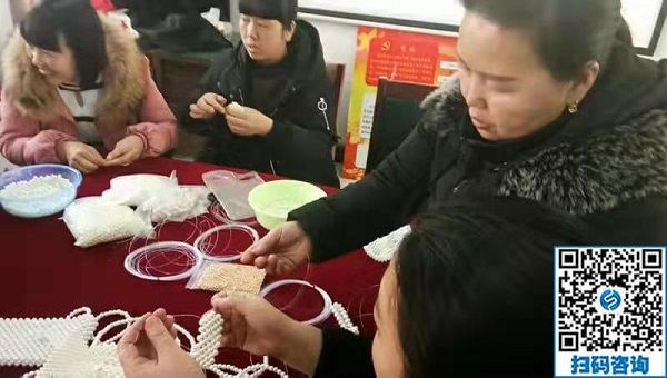 走進社區(qū)，讓珠繡手工成為大家脫貧致富的一件法寶！----記手工之家走進社區(qū)培訓串珠手工活動