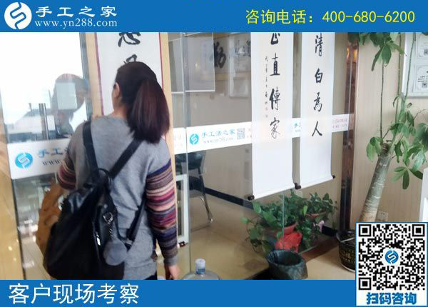 美女的愛好與同齡人不一樣，江蘇泰興黃女士做珠繡免押金手工活掙錢